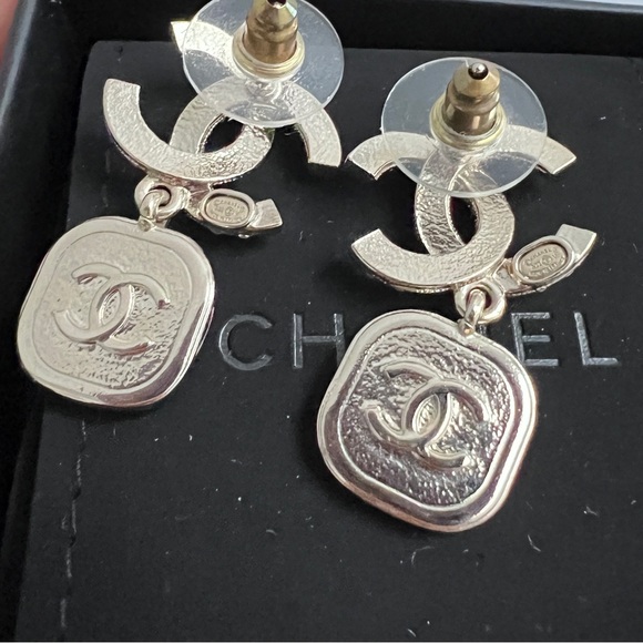 Brandnew Chanel earrings - Picture 6 of 7